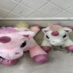 UNICORNIO HECHADO PELUDITO 90CM FUNDA