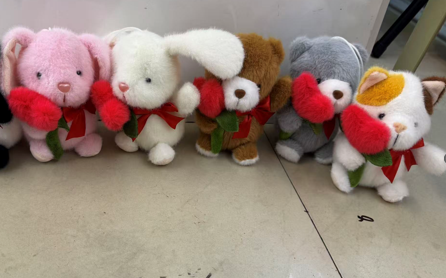 ANIMALITOS CON UNA ROSA EN LA MANO 14CM